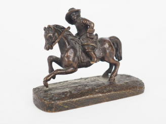Vente aux enchères Sujet XIXème en bronze à patine brune "cavalier". Dim. 5,5 x 6,5 x 2,5