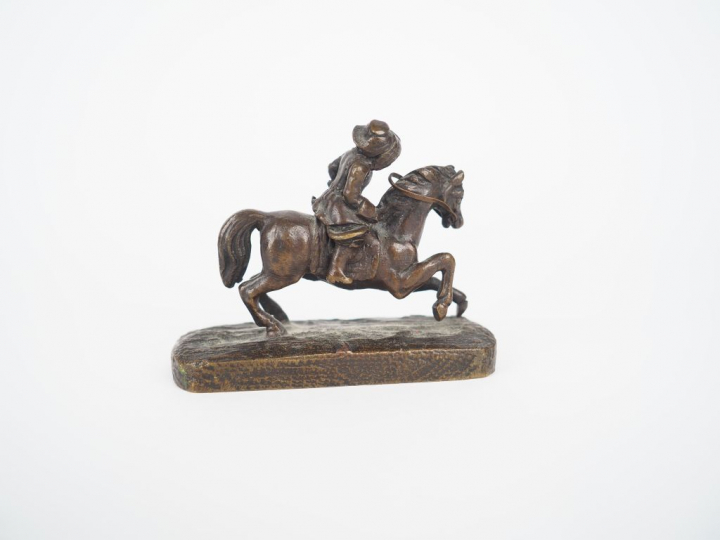 Sujet XIXème en bronze à patine brune "cavalier". Dim. 5,5 x 6,5 x 2,5