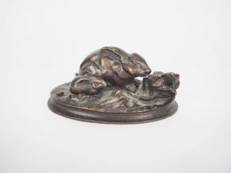 Vente aux enchères Sujet XIXème en bronze à patine brune "lapine et son lapereau". Dim. 4