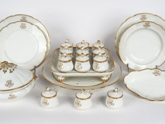 Vente aux enchères Partie de service de table en porcelaine blanche de Paris à décor de m