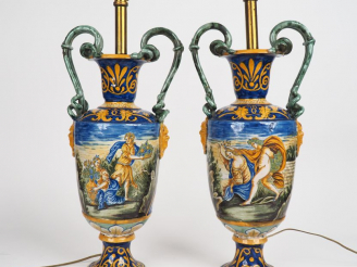 Vente aux enchères Paire de vases à anses dans le goût des faïences italiennes, montés en