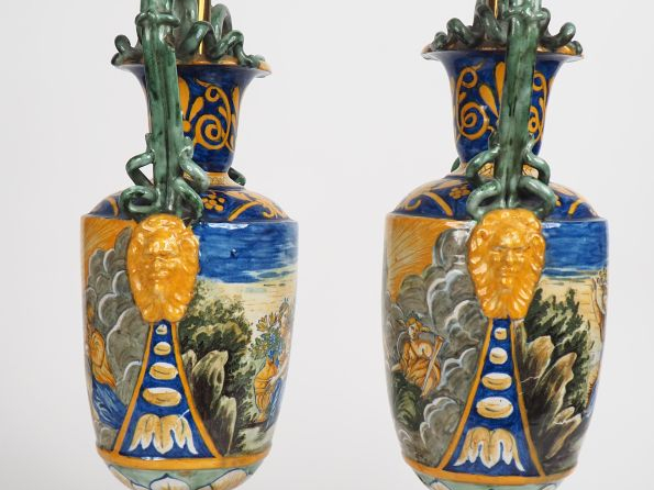 Paire de vases à anses dans le goût des faïences italiennes, montés en