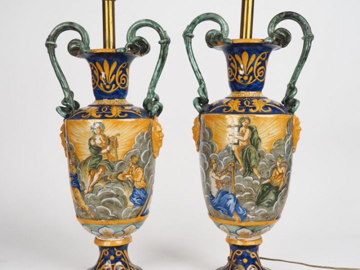 Paire de vases à anses dans le goût des faïences italiennes, montés en
