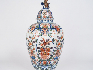 Vente aux enchères Grande potiche XIXème en faïence polychrome de Delft à décor  de feuil