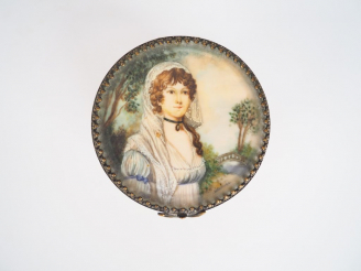 Vente aux enchères Petit boite couverte en laiton et velours ornée d'une miniature "jeune