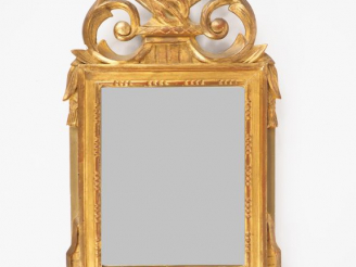 Vente aux enchères Miroir de style Louis XVI en bois doré, fronton ajouré à décor de trop