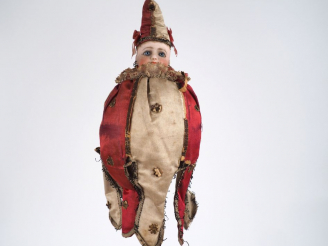 Vente aux enchères Marotte musicale à tête porcelaine de marque Gaultier, costume d'origi