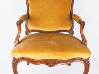 Vente aux enchères Paire de fauteuils à dos plat Louis XV en bois naturel mouluré et scul