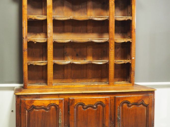 Buffet vaisselier Transition Louis XV-Louis XVI en merisier mouluré et