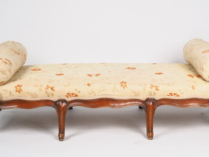 Lit de repos Louis XV en bois naturel mouluré garniture de tissu à déc