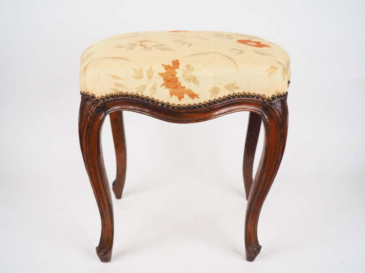 Tabouret Louis XV en bois naturel mouluré, garniture de tissu à décor 