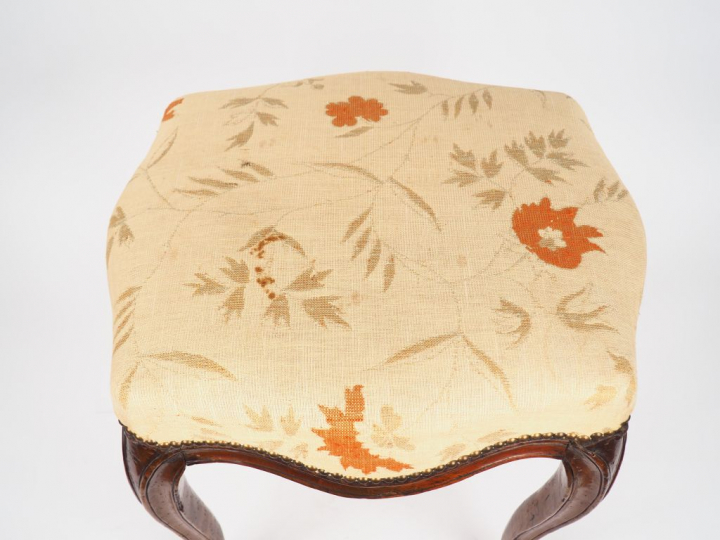 Tabouret Louis XV en bois naturel mouluré, garniture de tissu à décor 