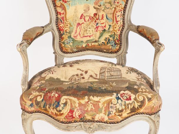 Paire de fauteuils cabriolet Louis XV en bois laqué gris et sculpté à 