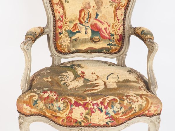 Paire de fauteuils cabriolet Louis XV en bois laqué gris et sculpté à 