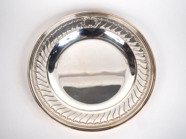 Grand plat de style Louis XV en argent, poinçon Minerve, à décor de co