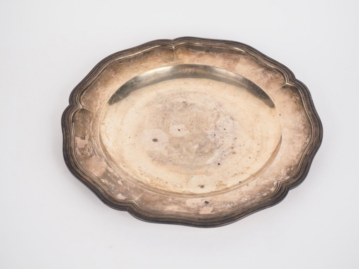 Plat en argent, poinçon Minerve, modèle  à filets. Bord polylobé.  Dia