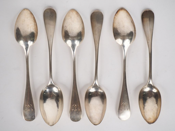 Suite de six cuillères à entremets en argent, poinçon Minerve, modèle 
