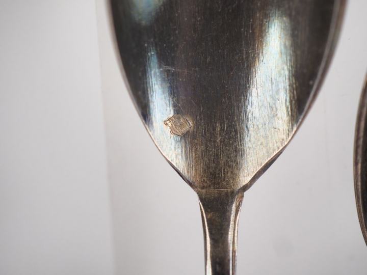 - une petite timbale en argent lisse, poinçon Minerve. H. 5,5 cm - une