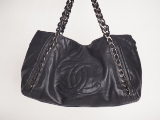 Vente aux enchères CHANEL. Sac cabas en cuir noir à décor de monogramme de la marque, sig