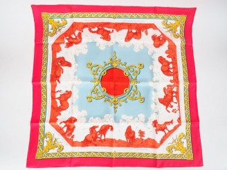 Vente aux enchères HERMES. "Courbettes   Cabrioles". Foulard en soie dans sa boite, signé