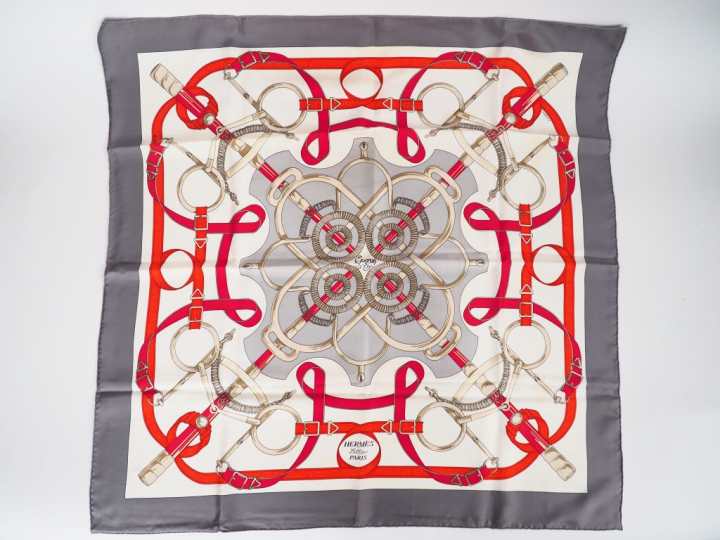 HERMES. ''Eperon d'or".  Foulard en soie dans sa boite, signé.