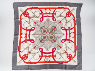 Vente aux enchères HERMES. ''Eperon d'or".  Foulard en soie dans sa boite, signé.