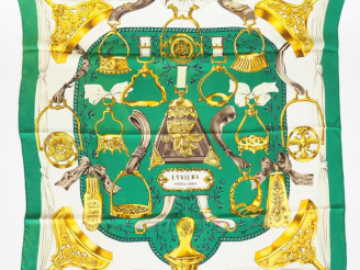 Vente aux enchères HERMES. "Etriers". Foulard en soie, signé.