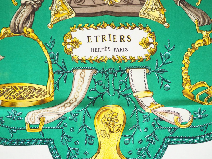 HERMES. "Etriers". Foulard en soie, signé.