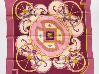 Vente aux enchères HERMES. "Washington's carriage" Foulard en soie dans sa boite, signé. 