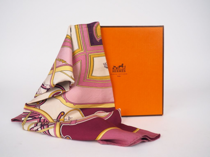 HERMES. "Washington's carriage" Foulard en soie dans sa boite, signé. 