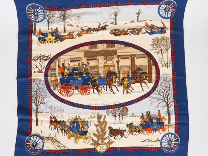 HERMES."L'hiver en poste". Foulard en soie dans sa boite, signé.