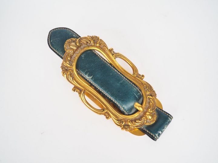 HERMES.  Pince à courrier en bronze et cuir vert, signée. L. 22 cm.