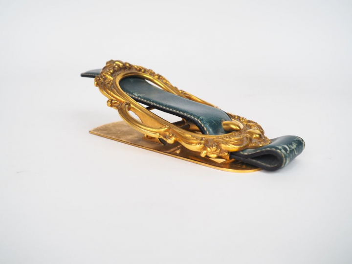 HERMES.  Pince à courrier en bronze et cuir vert, signée. L. 22 cm.