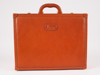 Vente aux enchères LANCEL. Attaché case en cuir fauve, signé.