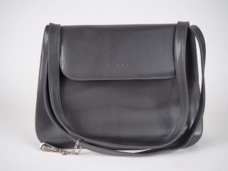 Vente aux enchères LANCEL Sac à main en cuir gris, signé.