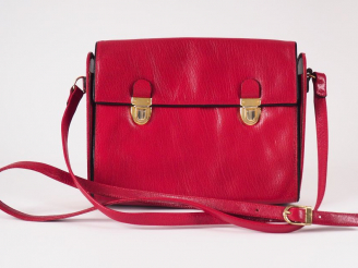 Vente aux enchères LA BAGAGERIE. Petit sac à main en cuir rouge. Signé