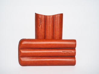 Vente aux enchères LONGCHAMP. Etui à cigare en cuir fauve, signé. Dim. 16,5 x 8 cm.