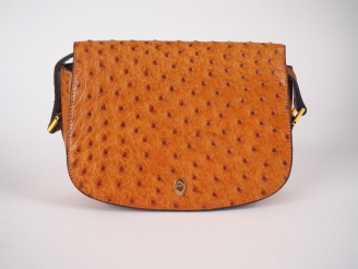 Vente aux enchères Christian DIOR. Petit sac à main en cuir gaufré marron. Signé.