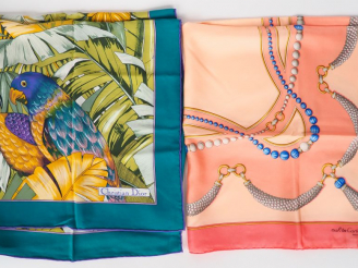 Vente aux enchères Lot de deux foulards en soie : Christian Dior Must de Cartier