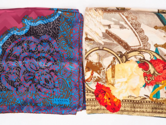 Vente aux enchères Lot de deux foulards en soie signés : Lanvin Christian Lacroix