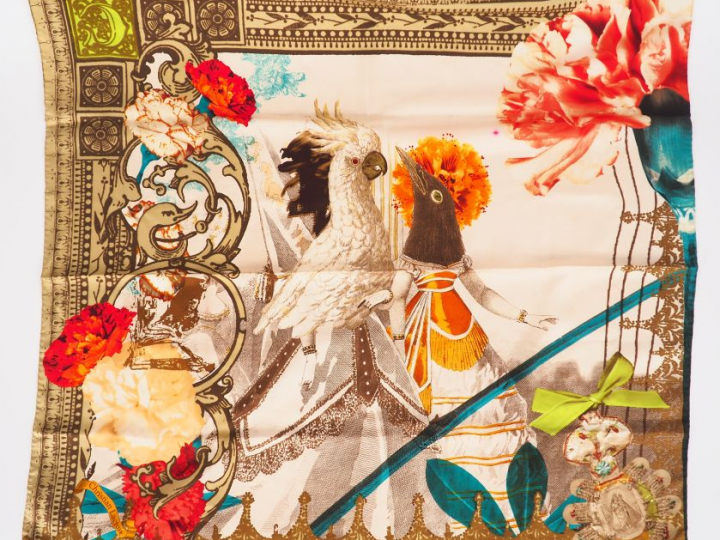 Lot de deux foulards en soie signés : Lanvin Christian Lacroix