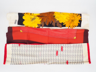 Vente aux enchères Trois différents foulards en soie, signés : Givenchy Gianfranco Ferré 