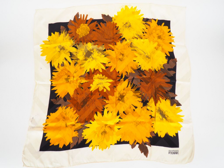 Trois différents foulards en soie, signés : Givenchy Gianfranco Ferré 