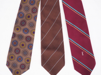 Vente aux enchères Yves SAINT LAURENT Lot de trois cravates en soie.