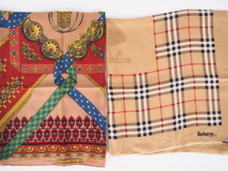 Vente aux enchères Lot de deux foulards en soie, signés : Burberry's Abadie