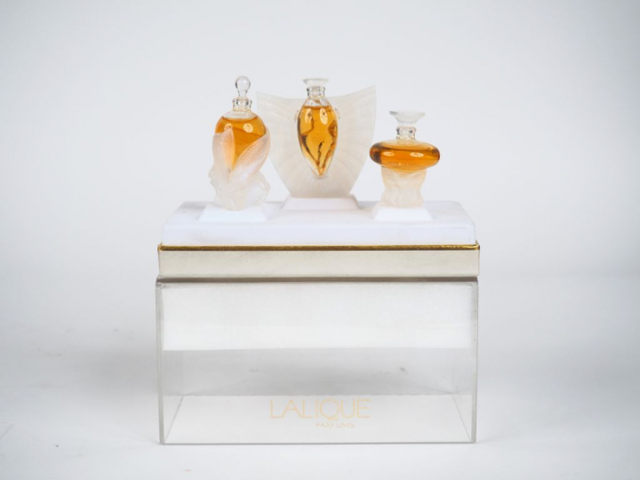 LALIQUE. Coffret contenant trois flacons de parfum miniature.