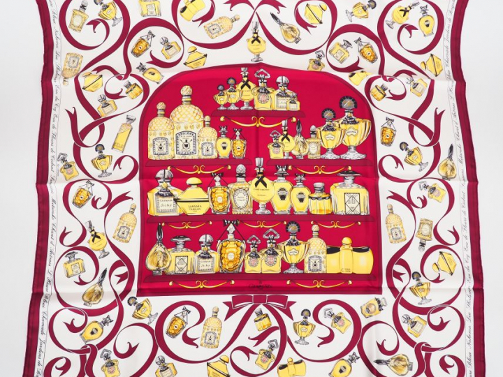 GUERLAIN. "Flacons de parfum". Foulard en soie dans sa boite, signé.