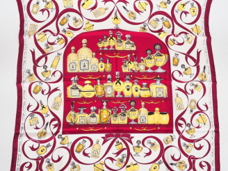 Vente aux enchères GUERLAIN. "Flacons de parfum". Foulard en soie dans sa boite, signé.