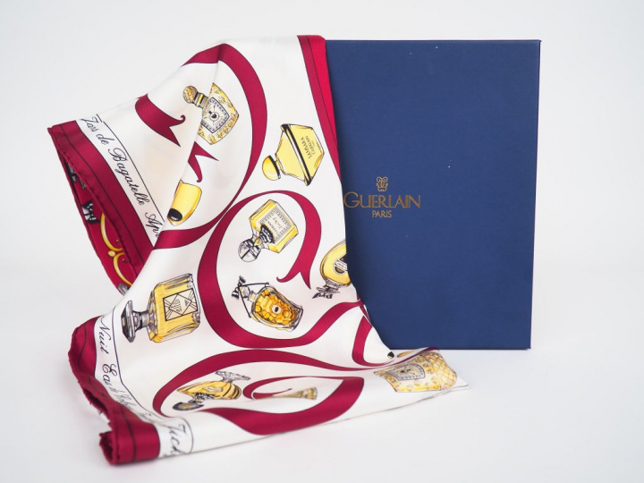 GUERLAIN. "Flacons de parfum". Foulard en soie dans sa boite, signé.