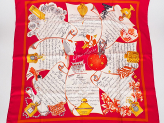 Vente aux enchères GUERLAIN. "Flacons de parfum". Foulard en soie dans sa boite, signé.